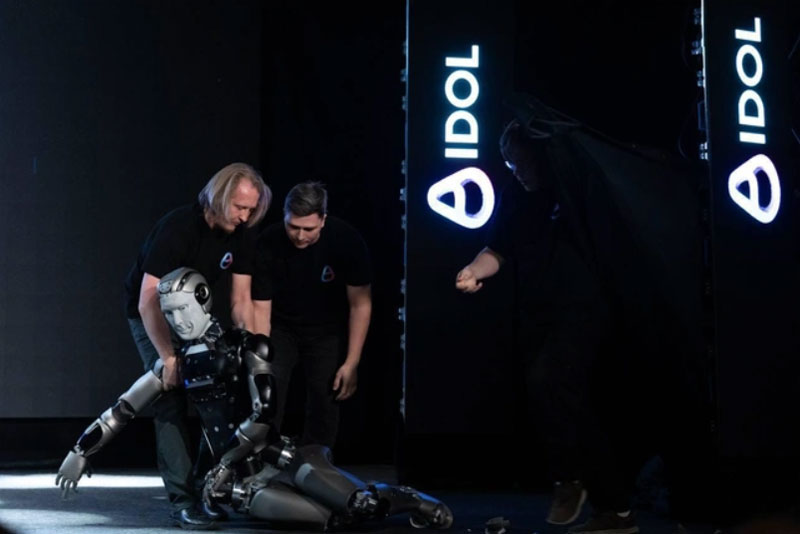На презентации в России упал первый антропоморфный робот Aidol | В России при презентации упал первый антропоморфный робот Aidol