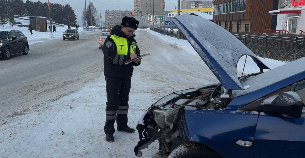 ДТП в Первоуральске на проспекте Ильича: пострадали женщина и грудной ребёнок | В Первоуральске в ДТП пострадали женщина и грудной ребёнок