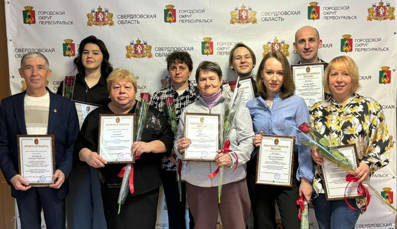 Первоуральских волонтеров наградили Почетными знаками | В Первоуральске наградили активистов почетными грамотами Первоуральских волонтеров наградили Почетными знаками | В Первоуральске наградили активистов почетными грамотами