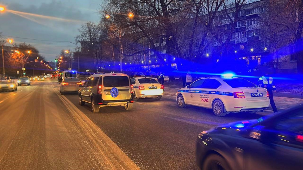 Смертельное ДТП в Екатеринбурге: пешеход погиб после двойного наезда | В Екатеринбурге женщину-пешехода насмерть сбили две машины 