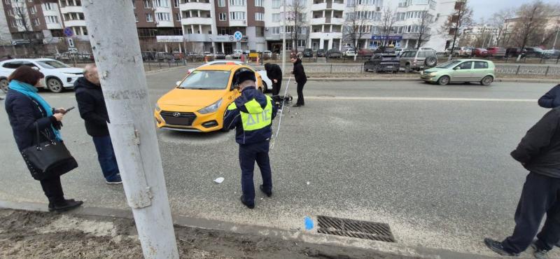 На Урале водитель Hyundai с 29-летним стажем сбил электросамокатчика: пострадавший скончался в машине скорой помощи | В Свердловской области водитель Hyundai насмерть сбил электросамокатчика 