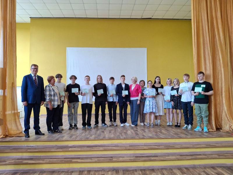 В Первоуральске вручили сертификаты участникам проекта «Моя первая профессия» | Игорь Кабец поздравил выпускников образовательного проекта