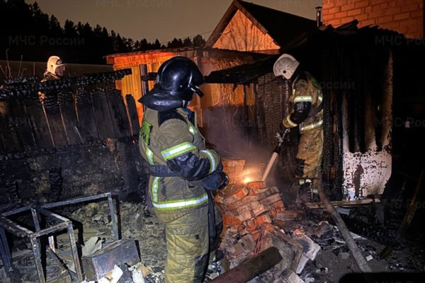 Ночью в Первоуральске сгорела баня