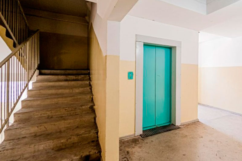 Угрозы в подъезде: как в Первоуральске борются с теми, кто мусорит у лифта | В Первоуральске появились угрожающие надписи в подъезде из-за мусора