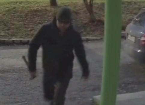 Житель Первоуральска кричит на домофоны и разбивает их молотком | В Первоуральске вандал разбивает молотком домофоны Житель Первоуральска кричит на домофоны и разбивает их молотком | В Первоуральске вандал разбивает молотком домофоны