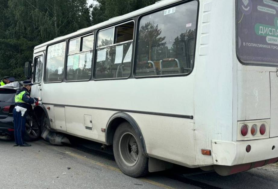 Прокуратура Первоуральска взяла на контроль ДТП с участием пассажирского автобуса | Прокуратура проверит ДТП, в котором автобус столкнулся с легковушкой