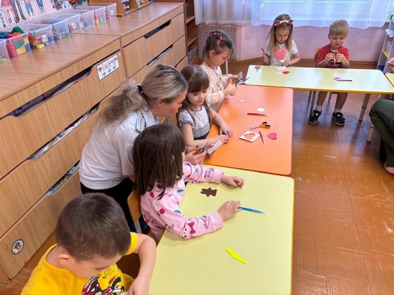 Сотрудники ГАИ Первоуральска провели мастер-класс в детском саду | Воспитанники первоуральского детского сада смастерили световозвращающие элементы Сотрудники ГАИ Первоуральска провели мастер-класс в детском саду | Воспитанники первоуральского детского сада смастерили световозвращающие элементы