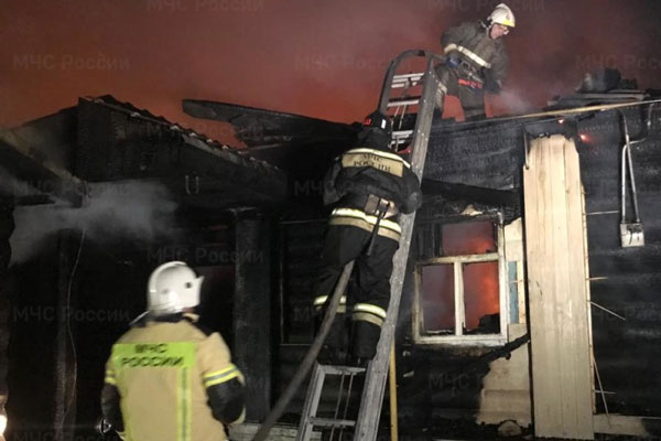 Накануне в дерене под Первоуральском в крупном пожаре сгорел жилой дом | В Свердловской области в огне сгорел частный жилой дом Накануне в дерене под Первоуральском в крупном пожаре сгорел жилой дом | В Свердловской области в огне сгорел частный жилой дом