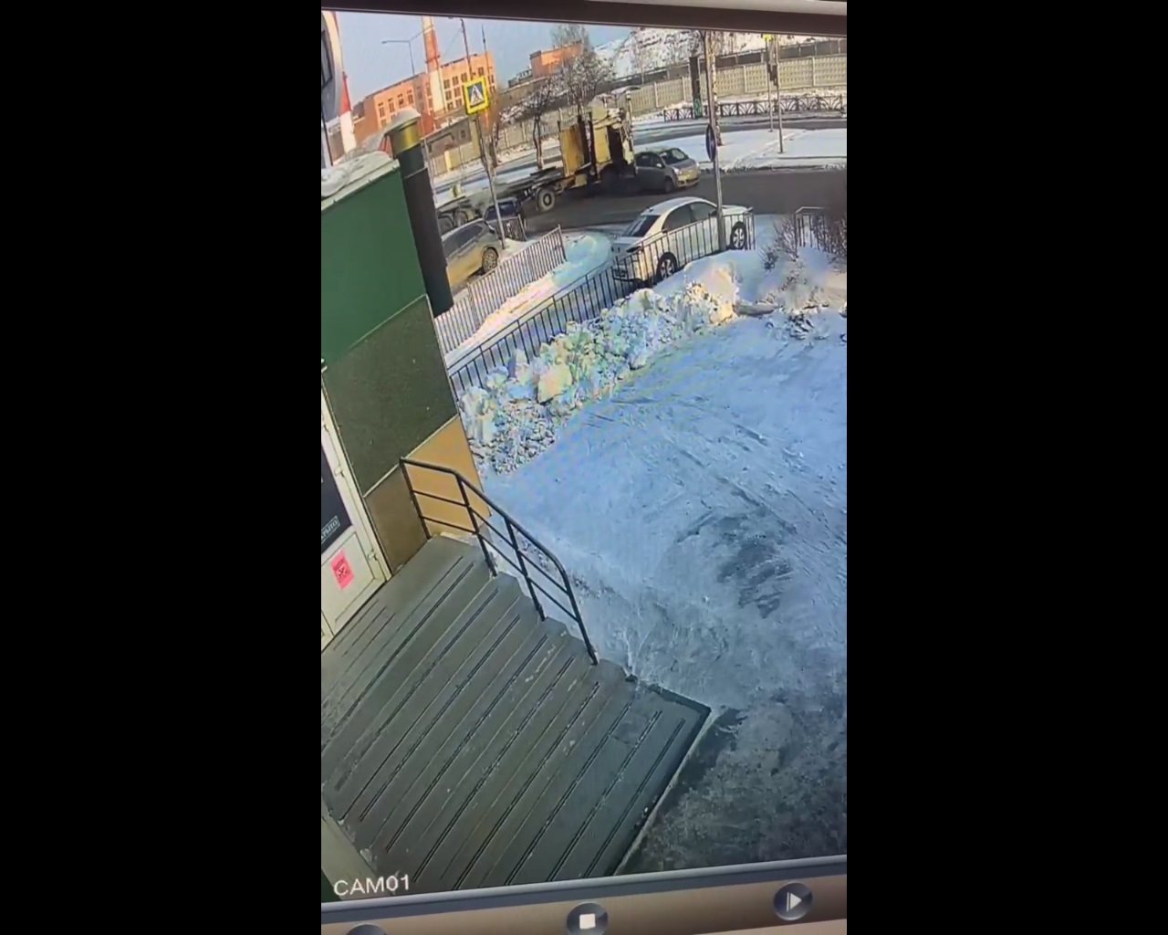 В Первоуральске столкнулись грузовик и легковушка