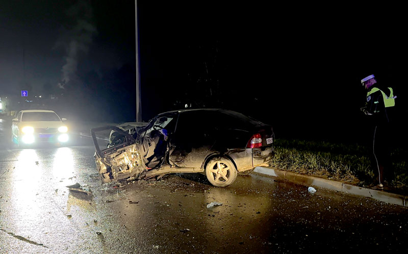 Смертельная авария в Первоуральске: опытный водитель погиб, молодой парень выжил | На Московском шоссе в Первоуральске погиб водитель Volkswagen, 18-летний парень выжил