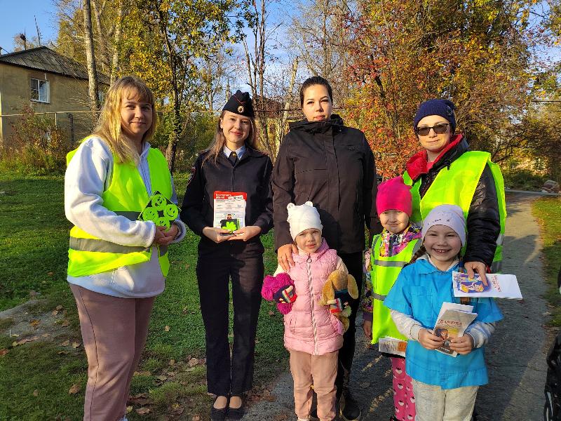 Сотрудники ГАИ познакомили первоуральских воспитанников детского сада с ПДД | В Первоуральске сотрудники ГАИ рассказали детям о ПДД