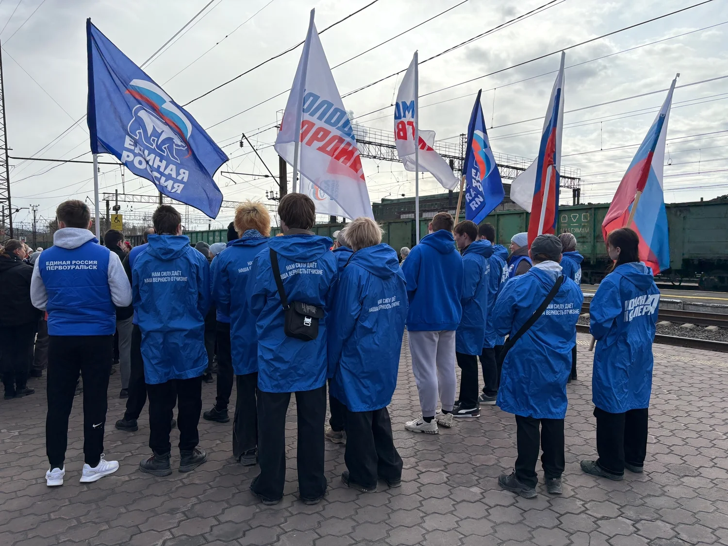 Ретро-поезд Победа прибыл на станцию, его встретили молодогвардейцы